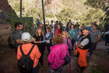 El Cabildo organiza recorridos por este monumento natural para dar a conocer su historia y sus riquezas (Foto TA)
